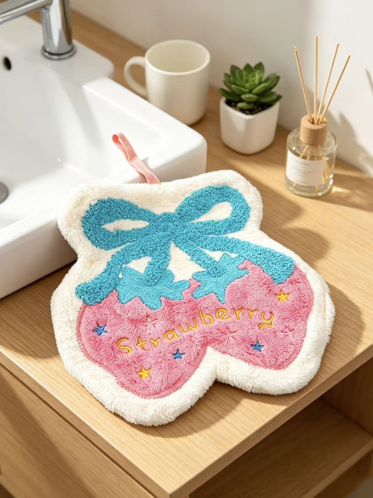Towique Strawberry Shape Hand Towel – Soft Coral Fleece Kitchen & Bath Decor
