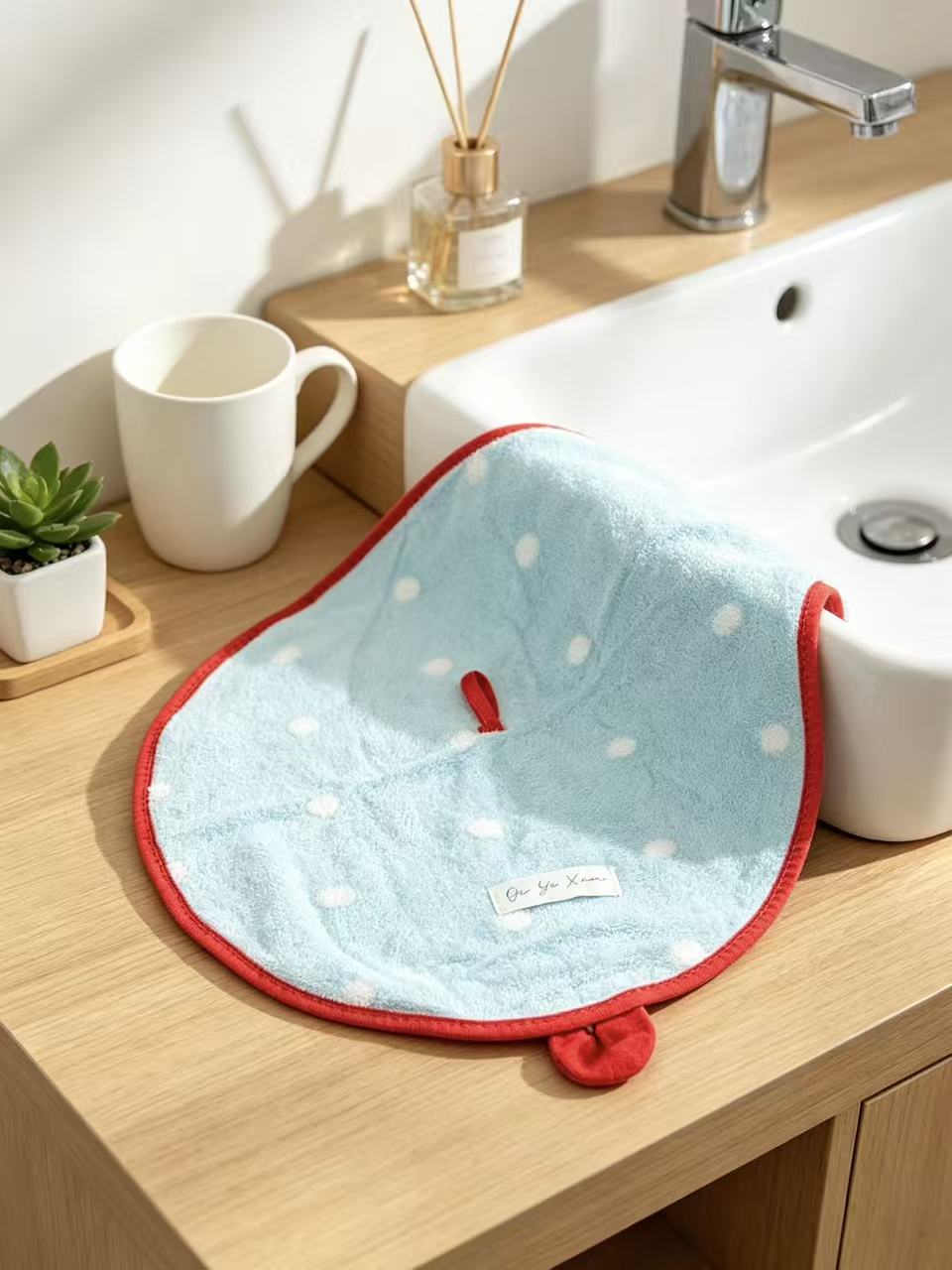 Towique Round Polka Dot Hand Towel – Absorbent Fleece with Hanging Loop
