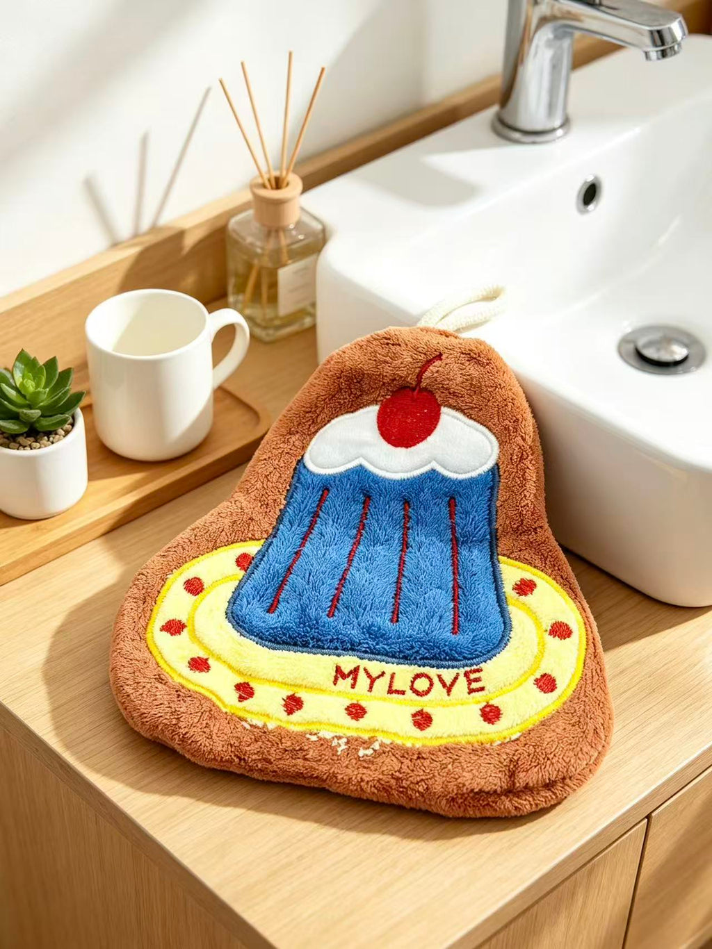 Towique Dessert Shape Hand Towel – Soft Plush Fleece Bathroom Decor