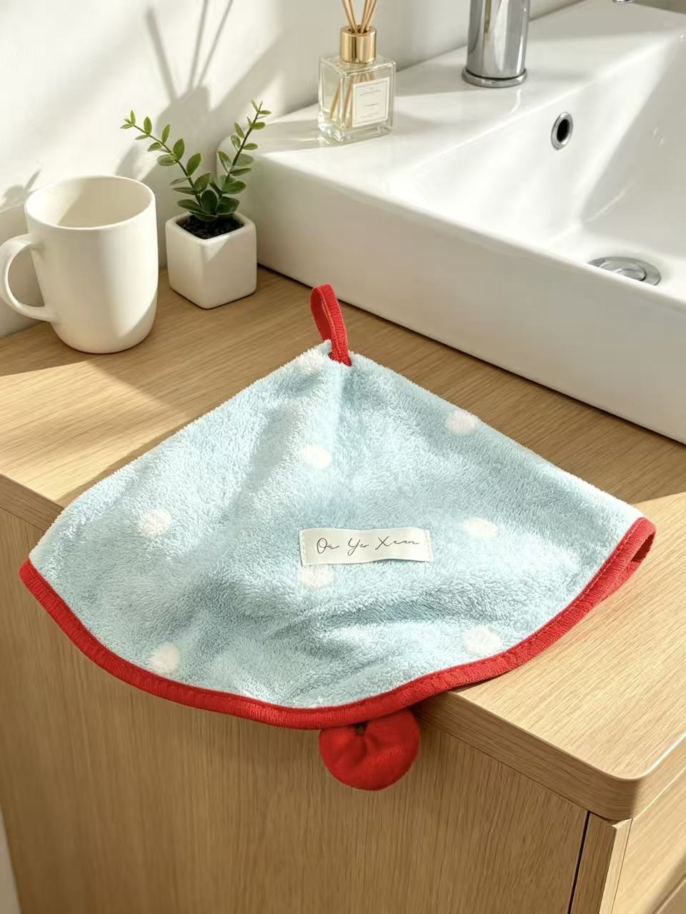 Towique Round Polka Dot Hand Towel – Absorbent Fleece with Hanging Loop